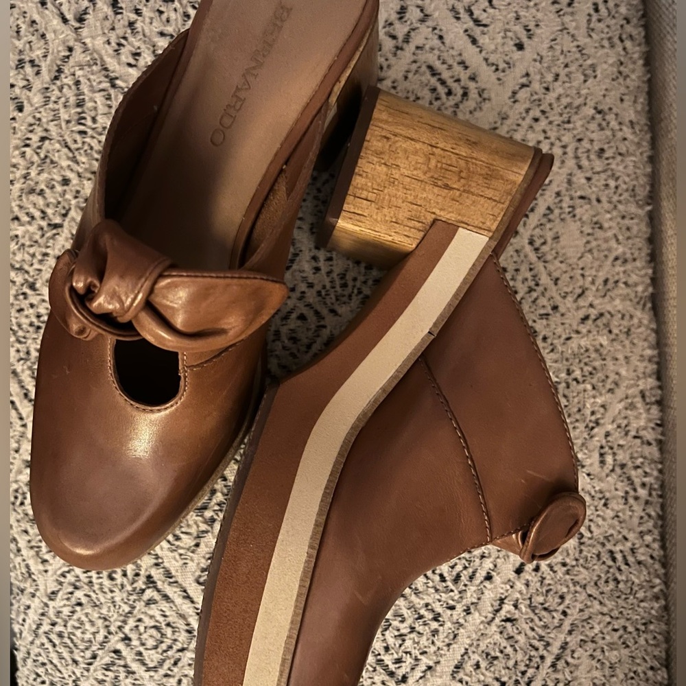 Bernardo clogs, size 7.5. - Picture 3 of 5
